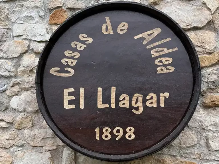 Cartel barrica casas aldea el llagar