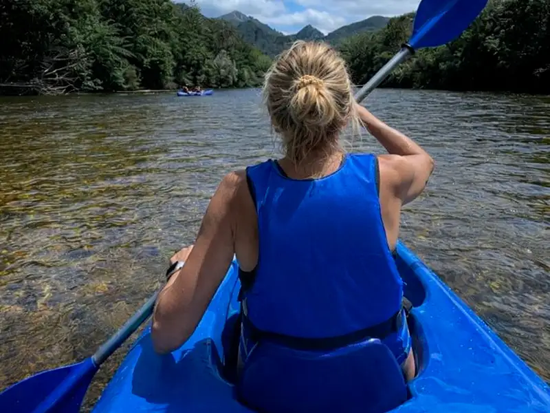 Mujer en canoa haciendo el descenso del Sella