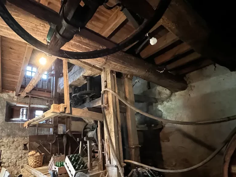 Interior de un lagar de sidra asturiana