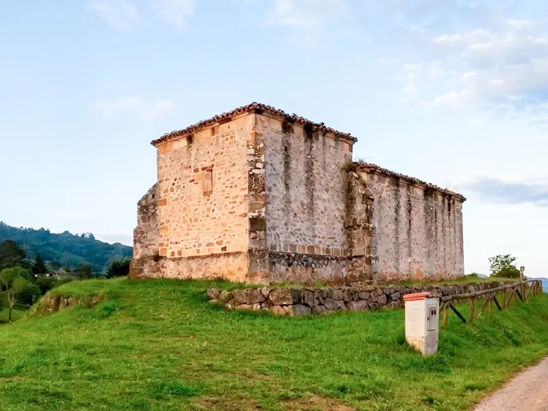 Vista de la iglesia de San Martín de Escoto